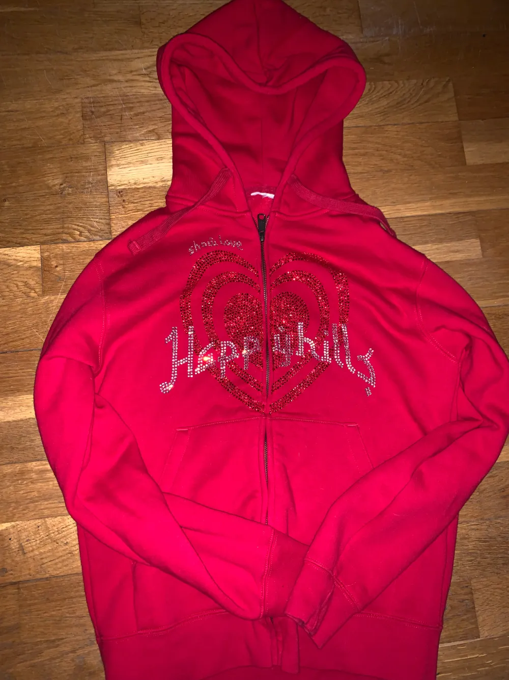 Jag säljer min fina HappyHills rhinestone hoodie därav den är för liten. Använd en gång bara och är i jättebra skick. Skriv för fler bilder. Nypris 700. Hoodies.