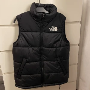 The North Face väst - Tjena! Jag säljer en tnf väst i storlek m. Säljer för den inte passar min still längre. Tveka inte med att höra av dig om du har några frågor!