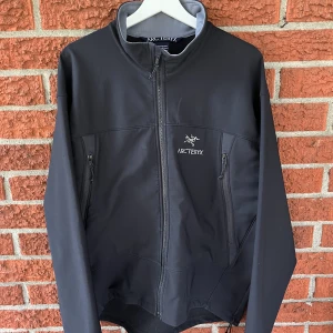 Arc’teryx Vindjacka - Arc’Teryx LT windbreaker  Skick: 8,5/10 Nypris 2800kr Färg: Svart Storlek: XL men sitter som en Large 