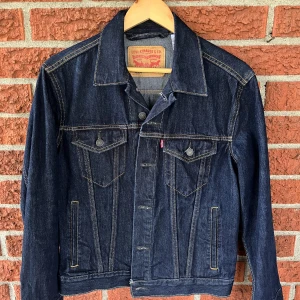 Levis Jeansjacka - Levis Jeansjacka Skick: 9/10 Nypris: 1600kr levisstore  Färg: mörkblå 
