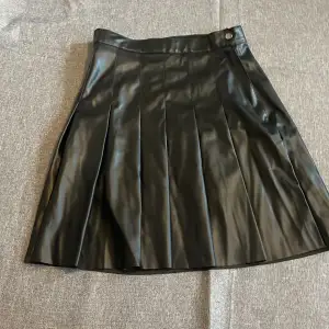 En svart kjol från SPNHLT