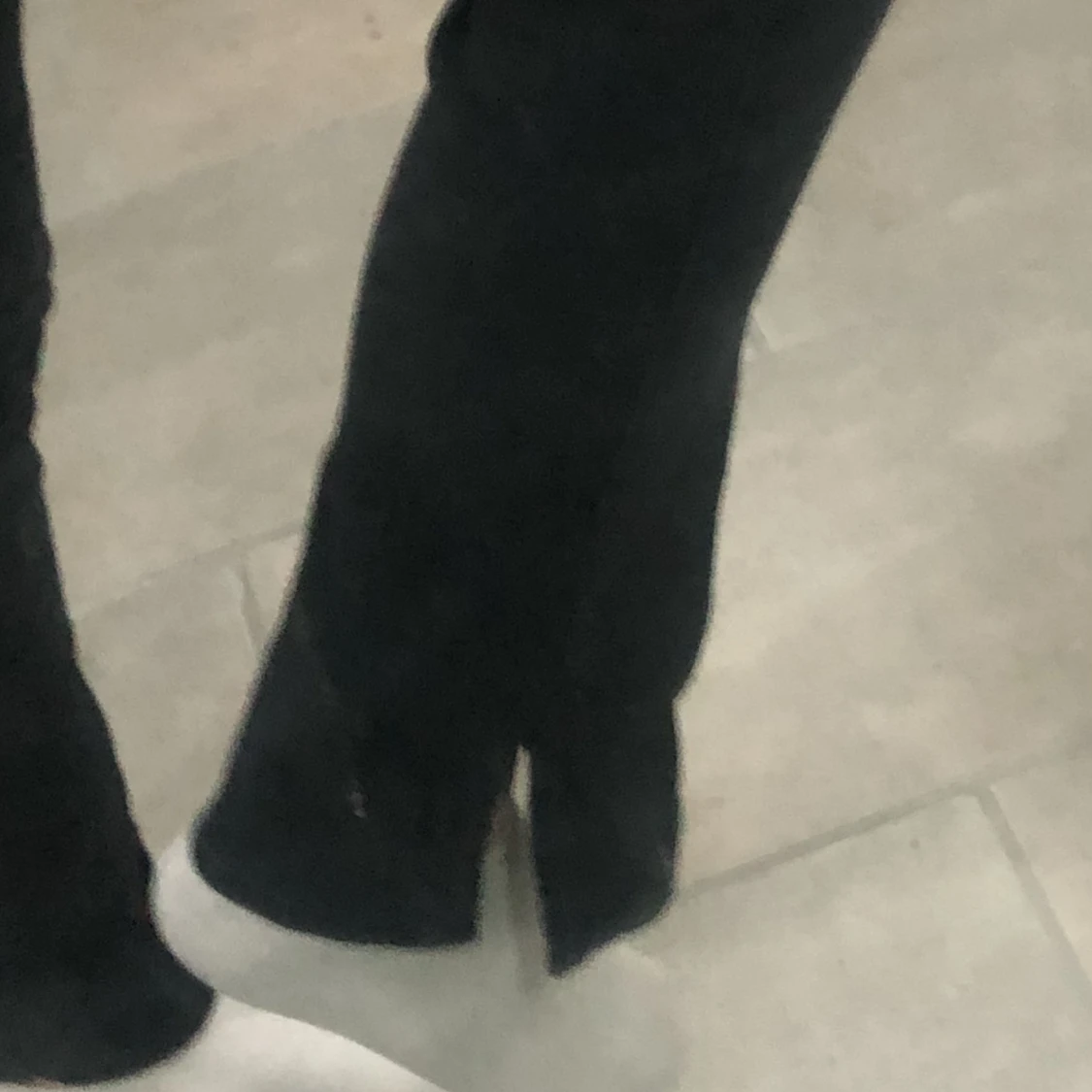 Svarta tajta jeans med slits  - 90