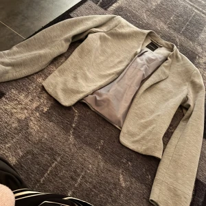 Grå kofta  - Kort kofta 