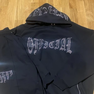  Svart Hoodie och byxor - Hej säljer en mycket fina hoodie och byxor som är väldigt sparsamt använda, dom är oversized båda så väldigt mysiga och sköna det är en bomull mix med polyester. Hör av dig om du har någon fråga eller annat. Även tryck på ryggen