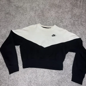 Nike sweatshirt  - Säljer min nike sweatshirt eftersom den inte kommer till användning längre. -användes då och då men är fortfarande i bra skick!☺️ Den är i storlek S ochr en mer croppad-liknande sweatshirt.  Nypris: 499kr Säljer för: 150kr💕