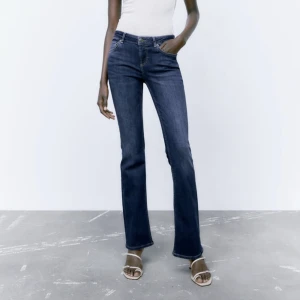 Lågmidjade jeans från zara  - Säljer mina fina lågmidajde jeans från zara som ej sitter som jag hade tänkt på mig själv! Väldigt bra material knappt andvända! Köpta för 399kr ❤️