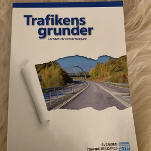 Trafikens grunder - Bok för körkort. Finns även som paketpris med andra körböcker. Nyskick