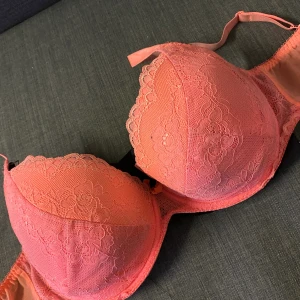 Bh 75j - En behå från märket Gossard köpt på asos. Använd Max 10gånger då den blev för liten ganska snabbt. En perfekt bh som ger stöd för en större byst💕