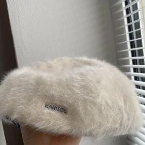 Kangol basker - säljer denna fina kangol basker för endast 100 kr!! köpte den för en vecka sedan men var tyvärr för liten för mig i storleken. Pris kan diskuteras och köparen står för frakt. 