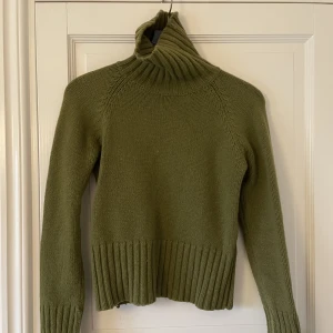 Stickad polotröja  - Väldigt bra skick trots filitig användning av denna älskade tröja. Den är av 60% lamull därav hög kvalite. Storlek M, men den sitter väldigt fint på mig som brukar ha S. Tveka inte att fråga eller be om mer bilder!