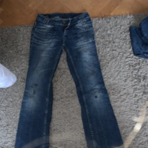 Lee jeans  - Lee jeans  Storlek: W 29  Färg fläckar på benen men märks knappt 