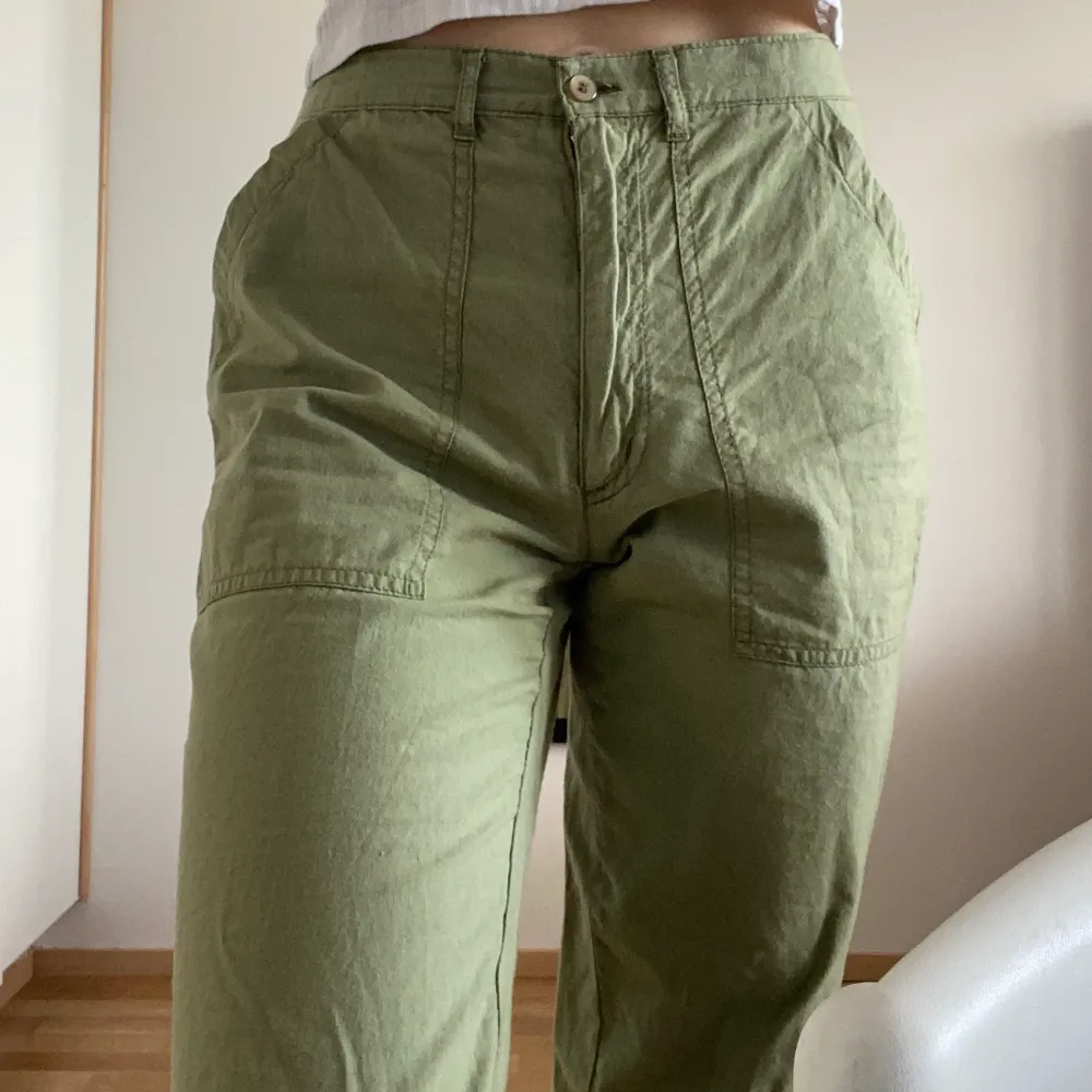 Supersöta pastelgröna byxor i tunt material. Perfekta för sommaren. Är i bra skick.. Jeans & Byxor.