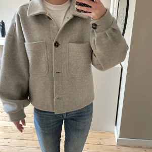 Kappa - Säljer denna fina slutsålda kappa ifrån NAKD eftersom den tyvärr är för stor för mig.  En liten fläck men den går bort lätt i tvättmaskin💓💓  Köpt för 700kr🤗