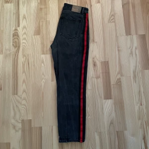 NEUW Jeans  - Hej, säljer dessa jeans med straight fit. Köpt på secondhand Phoenix and Friends i deras Re/Born serie. Säljer pga för små de är sparsamt använda inte slitna. Storlek står 26(au) men i vanliga storlekar(EU) tror jag det är 36. Skriv för fler bilder/frågor