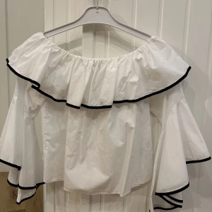 Vit zara blus - Vit blus från zara i storlek S. Använd ett fåtal gånger och väldigt bra skick!