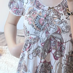 Odd Molly  - Jätte söt t-shirt från Odd Molly men en rosett längst fram❤️storleken är 3 men passar mig som brukar har stolen S/M✨Skriv för fler bilder🫶🏻