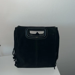 Maje väska - Säljer nu min superfina maje väska som jag köpte för två månader sen. Har använt den några få gånger och ser ut som nyskick. Ordinarie pris ca 3000kr, skriv om du är intresserad<3 