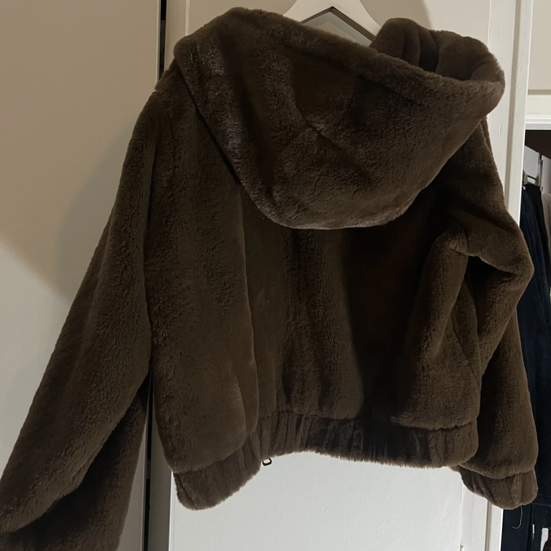 Brun fluffig jacka - 90