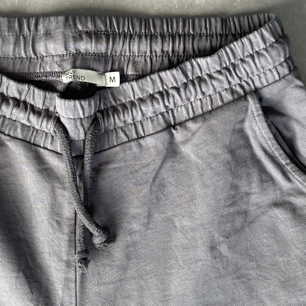 Ett par gråa mjukisbyxor från NLY Trend. Knappt använda och säljer då de inte kommer till användning.. Jeans & Byxor.