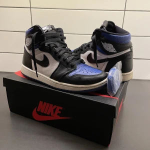 Air Jordan 1 High ”Royal Toe” - Säljer dessa Jordan 1 Royal Toe i helt ok skick. Storlek 41. Ganska använda men även väldigt välskötta. Har box samt laces. Finns en defekt på sulan. Tveka ej att höra av er om ni har några frågor Köparen står för frakt Nypris ca 4000kr  Mitt pris: 1000kr