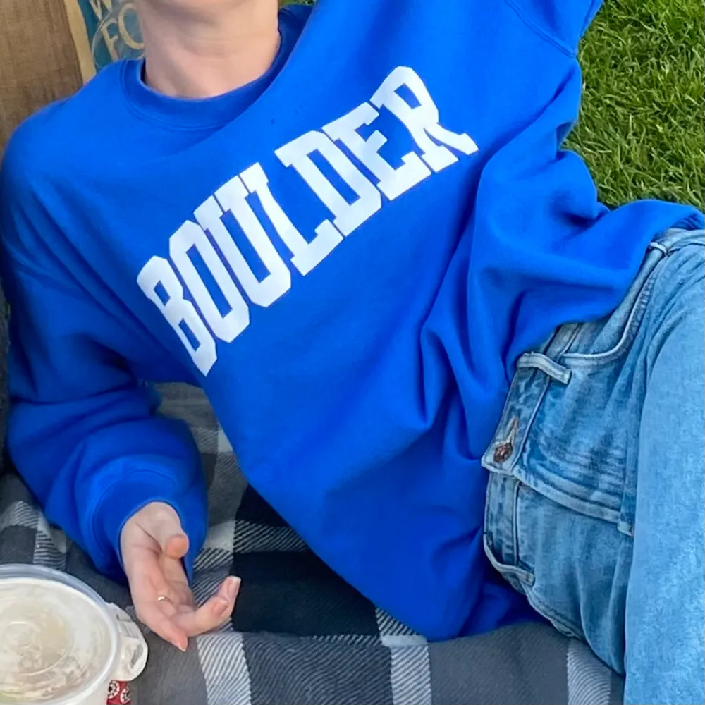 Boulder-hoodie (college-style) i fin klarblå färg. Använd några gånger med i fint skick 💙. Hoodies.