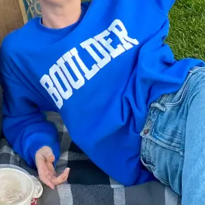 Boulder-hoodie (college-style) i fin klarblå färg. Använd några gånger med i fint skick 💙