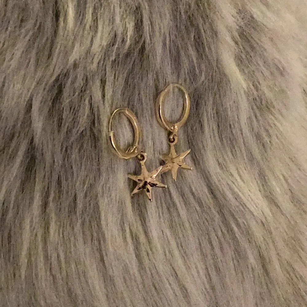 Fina örhängen i guld med en diamant i mitten. Aldrig använt och är i nyskick 💗Gillar du de får du gärna höra av dig👍🫶🏻💕. Asusteet.