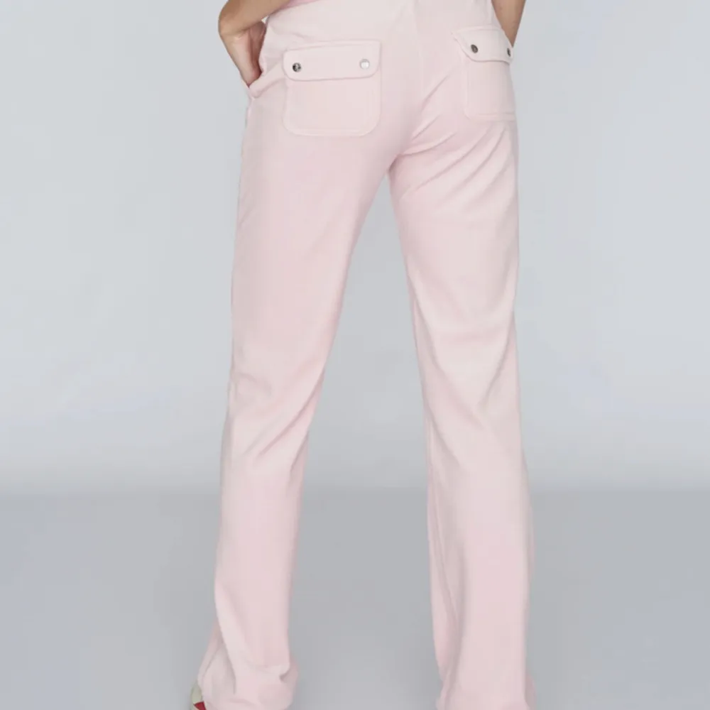 Hej! Säljer mina juicy couture byxor i färgen Almond Blossom. Säker för 750kr minst men om många intresserade startar jag budgivning. De är i storlek XS. Kontakta vid frågor och intresse💗💗. Jeans & Byxor.
