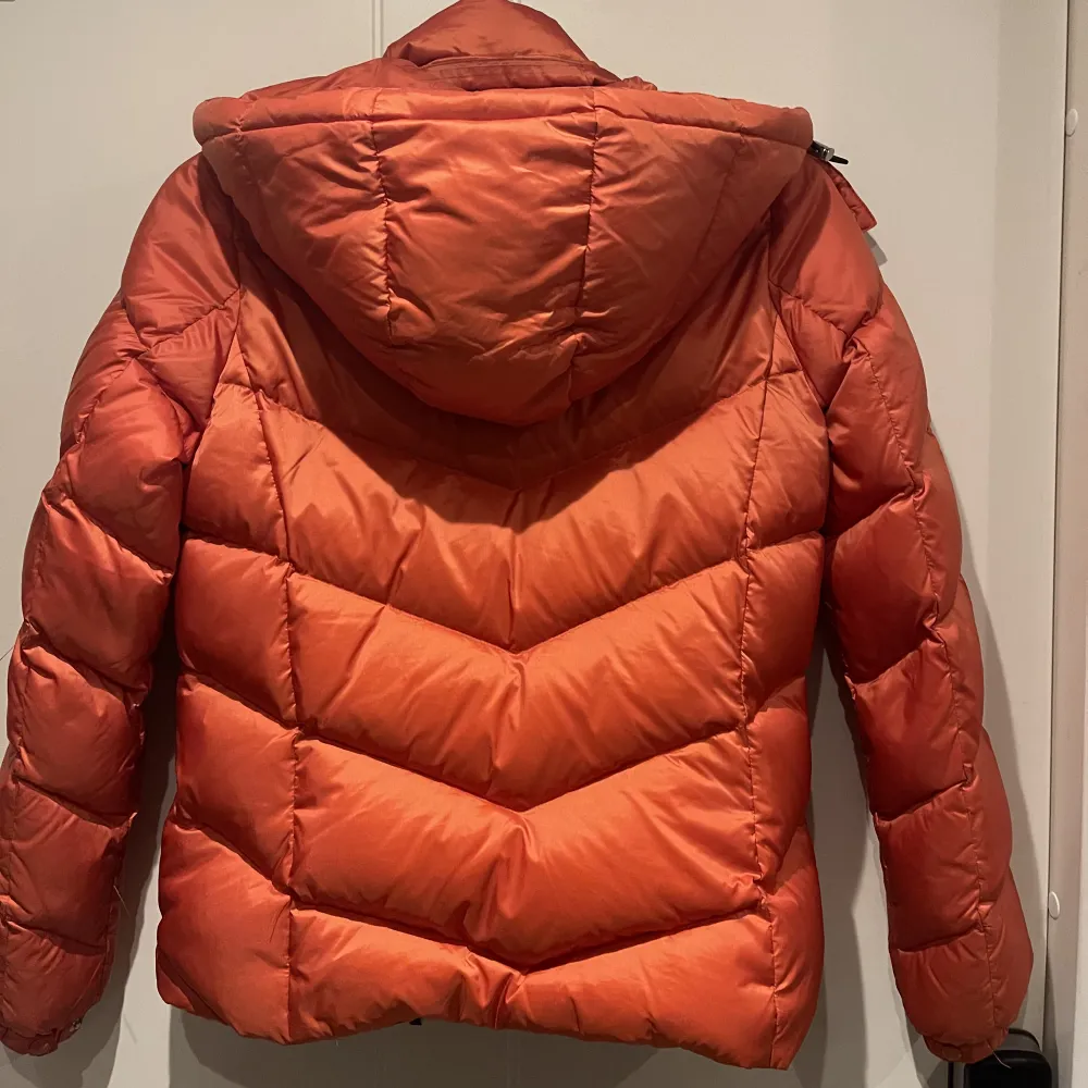 Säljer min underbara orangea gant jacka då den blivit för liten. Använd endast ett fåtal gången så skulle påstå att den är i väldigt gott skick! 💕. Jackor.