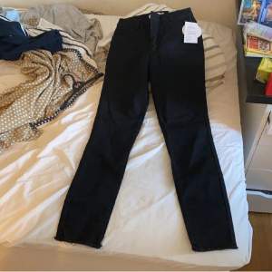 Svarta jeans från nakd som köptes här på plick men säljer då de var försmå för mig❤️vill få sålt så fort som möjligt 