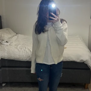 Kofta  - Super gullig kofta med pärlor på. Slutsåld från Lindex ( zalando ). Inga defekter eller liknande. Passar super bra till våren men även nu när det är lite kallare 