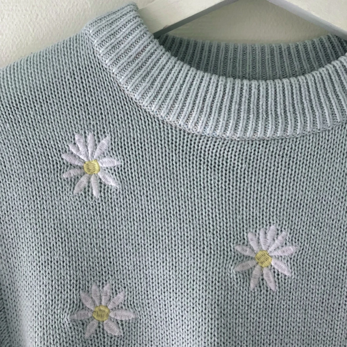 Stickad tröja med blommor - 90