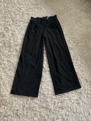 Lågmidjade mjukisbyxor  - Aldrig använda lappen kvar, storlek XS! Köpta från Zalando, är en lite kortare modell så för er korta är dessa perfekta. 