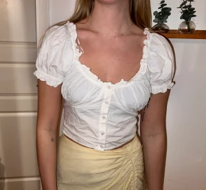 Vit stickad topp - En vit stickad topp från Nelly