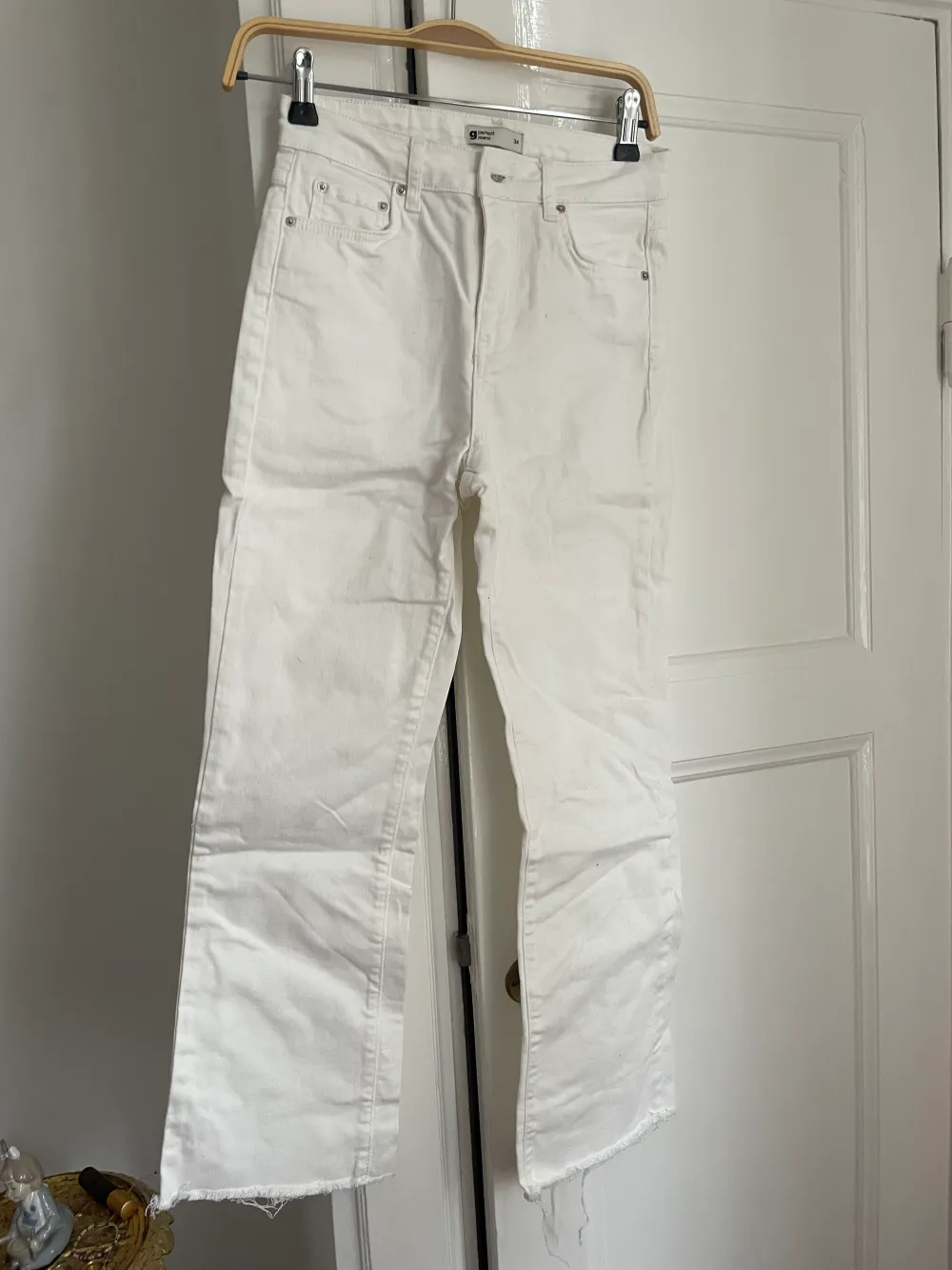 Vita jeans den Gina tricot i storlek 24. Dom är aldrig använda och i kickflare modell:). Jeans & Byxor.