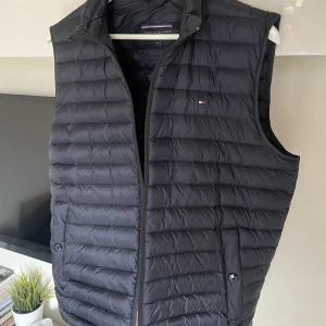 Tommy Hilfigher Väst - Tja! Säljer en Tommy Hilfigher väst  Köpte från zalando för 1800 men kommer inte till använding 