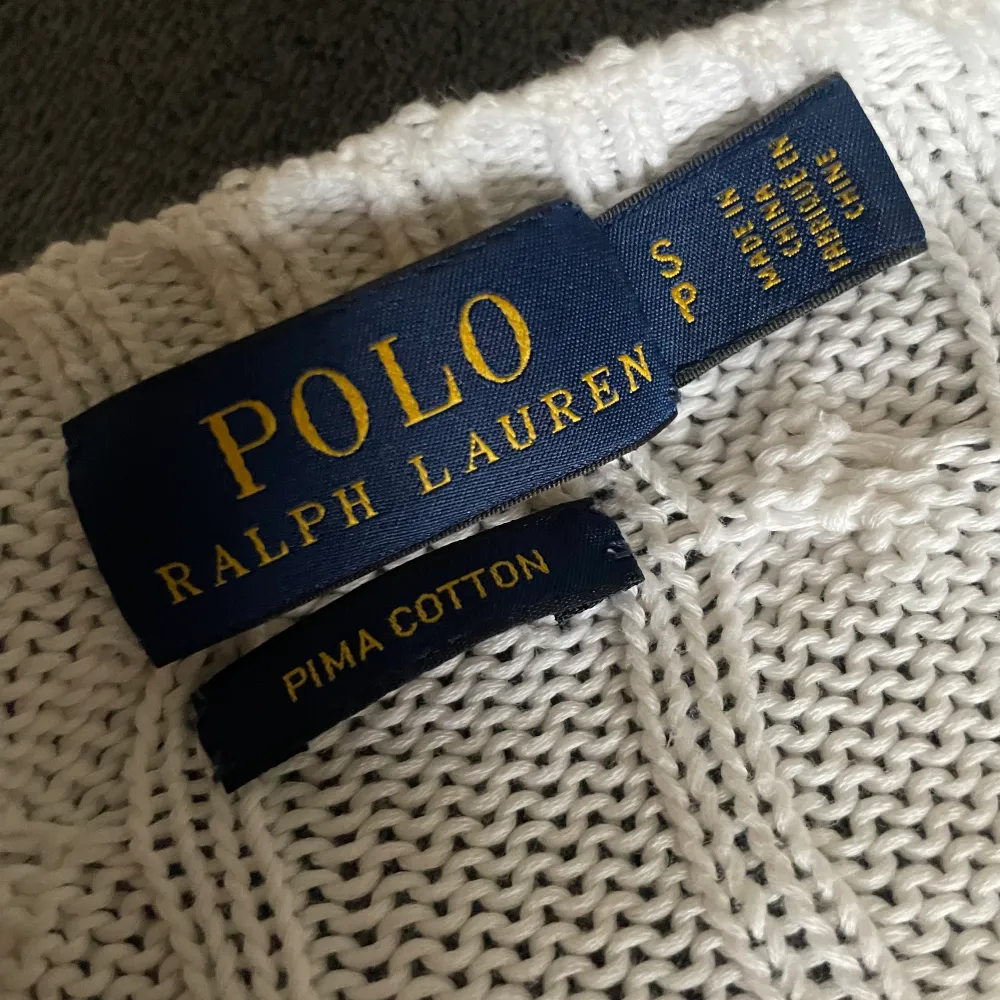 Jätte fin tröja från Polo Ralph Louren. Den är i fint skick och inte så använd. Den är i storlek XS/S. För fler bilder och frågor så skriv privat. . Tröjor & Koftor.
