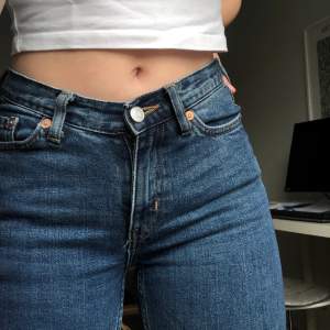 Lågmidjade jeans från Weekday i modellen Twig. Endast använda ett fåtal gånger💗 Storlek 24 i midja och 32 i längd 