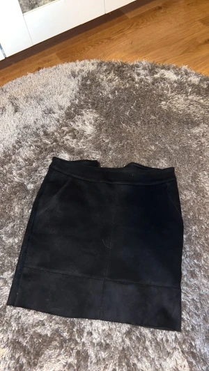 Kort kjol  - Super snygg kjol i mocka!! Den är lagom kort i modell och är nästan helt oanvänd! 