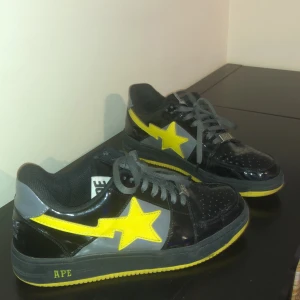 Batman Bapesta’s - Selling a rare piece, Bapesta (Batman) limited edition versio!   Quite used, but still good quality!   Paypal‼️‼️  Buyer pays shipping!   Size 43/uk9 VERRY RARE PIECE!!!!!!