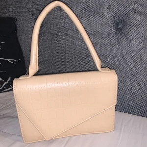 Brun/beige väska - Brun/beige väska. Säljer då jag har många andra väskor som jag använder mer.