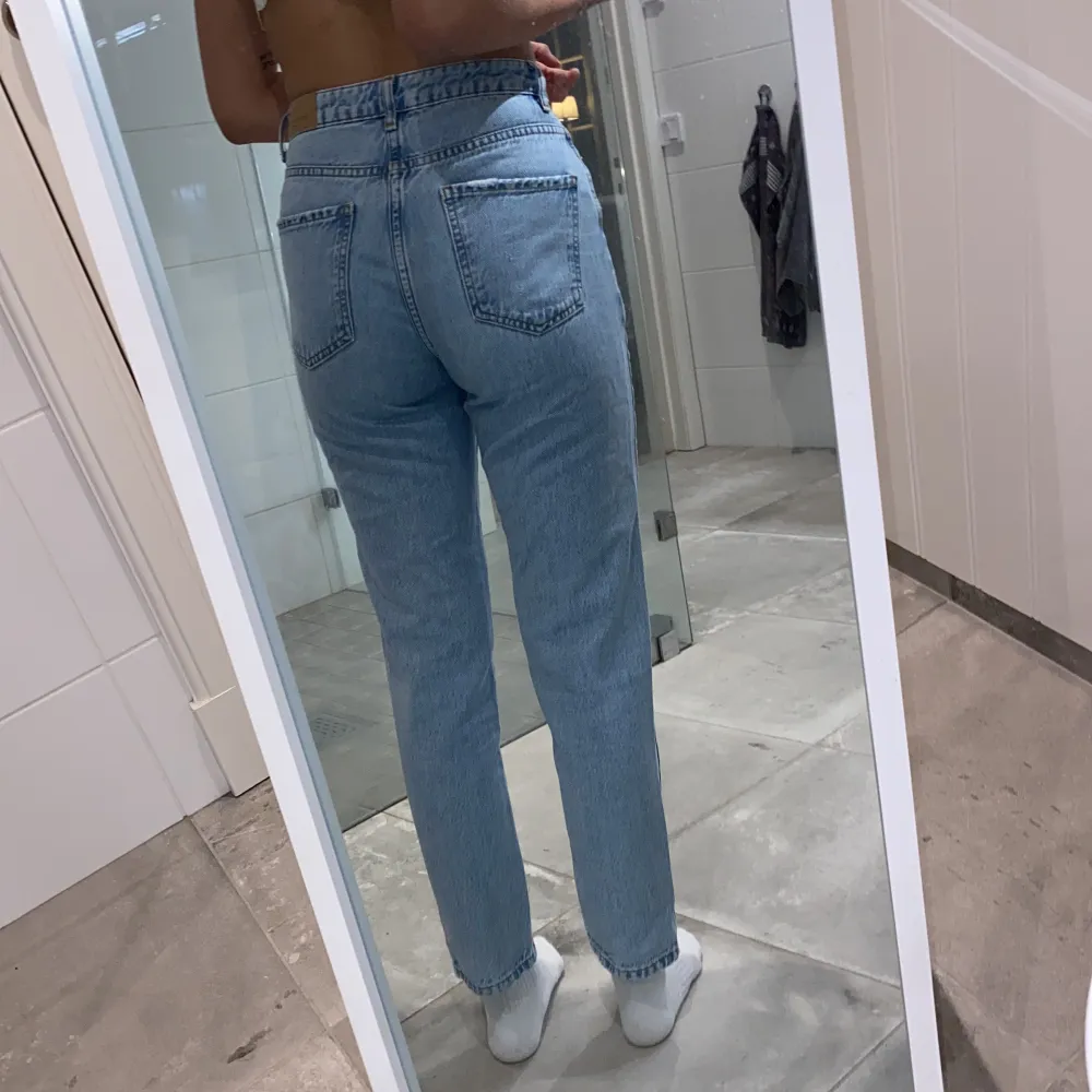 Ett par fina ljusblåa straight fit jeans från Gina tricot! Säljes pga för små och ingen användning längre!. Jeans & Byxor.