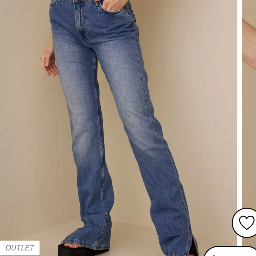 Jag hittade inte dem exakta jeansen på hemsidan men dem är liknande. Jag säljer dessa jeans för att dem inte kommer till någon användning längre. Jag har använt dem några få gånger, inga defekter. Jag köpte dem för ungefär 699 och säljer för 100. . Jeans & Byxor.
