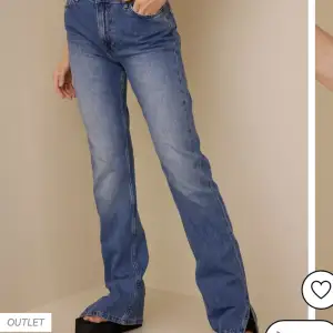 Jag hittade inte dem exakta jeansen på hemsidan men dem är liknande. Jag säljer dessa jeans för att dem inte kommer till någon användning längre. Jag har använt dem några få gånger, inga defekter. Jag köpte dem för ungefär 699 och säljer för 100. 