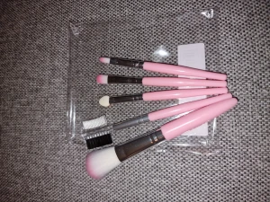 Sminkborstar  - Super fina oanvända smink borstar, säljes då jag inte har användning för de. 15kr för alla borstar!😍