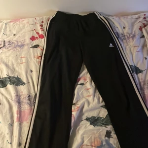 Adidas byxor - Adidas byxor som är utsvängda där nere. Använder inte alls då dme börjar bli lite korta på mig och inte riktigt min stil. Vill gärna bara mötas upp i Uppsala eller lite  utanför 
