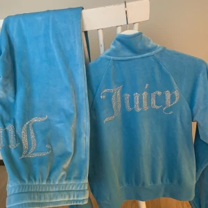 Juicy couture - Helt oanvänt juicy couture set med etiketter kvar. Normal i storleken. Köparen står för frakten:)  Köpt för 1900kr. Skriv för fler bilder