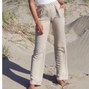 Linnebyxor - Linnebyxor från design by si i storlek M säljer då de är försmå för mig som vanligt vis har storlek 38 i byxor. Skulle passa 34-36 tror jag. Fler bilder finns på begäran😍nypris 450 mitt pris 300kr