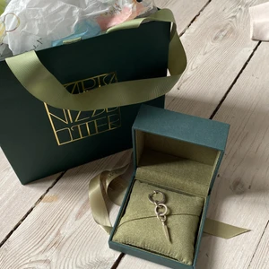 Maria Nilsdotter Chaos Queen örhänge - Så coolt o populärt örhänge från Maria Nilsdotter. CHAOS QUEEN EARRING i silver! Köpt för 2 795 kr. Jag har endast använt det ett par gånger så i jättefint skick! 