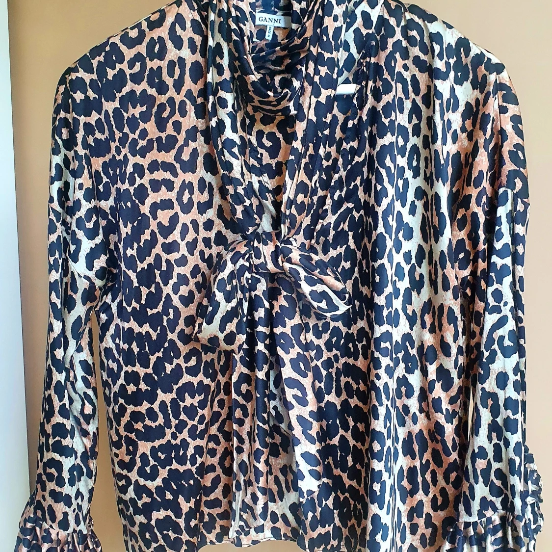 Knytblus i silke fr Ganni